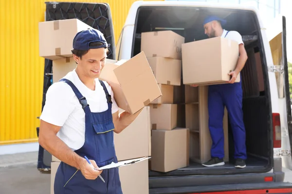 Maschio Mobile Con Scatola Cartellone Vicino Van All Aperto — Foto Stock