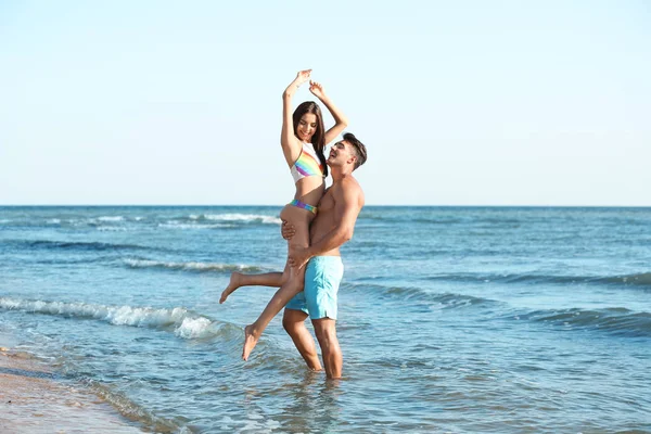 Feliz Pareja Joven Divirtiéndose Playa Día Soleado —  Fotos de Stock
