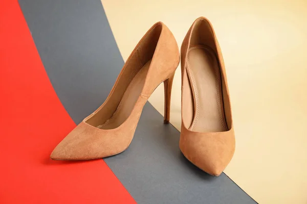 Paar Mooie Schoenen Kleur Achtergrond — Stockfoto