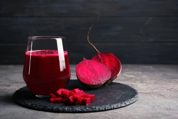 Placa Pizarra Con Vaso Batido Remolacha Mesa — Foto de Stock