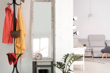 Büyük ayna ile şık koridor iç