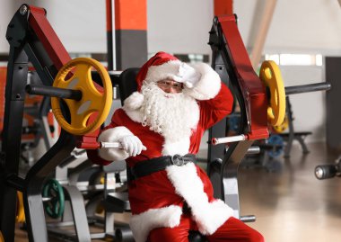 Otantik Noel Baba modern spor salonunda egzersiz sonra dinlenme