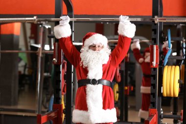 Otantik Noel Baba modern spor salonunda eğitim