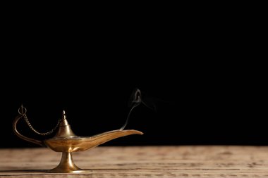 Aladdin lambayı dilek siyah arka plan karşı ahşap tablo