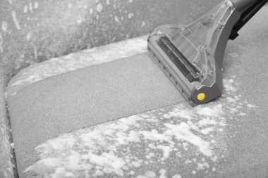 Koltuk döşeme temizleyici, closeup ile kir kaldırılıyor