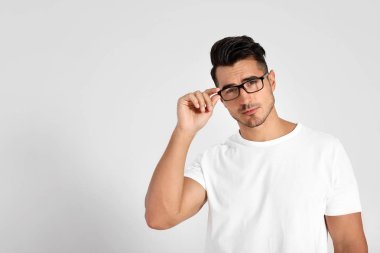 Yakışıklı genç adam ve beyaz arka plan üzerinde metin için yer portre