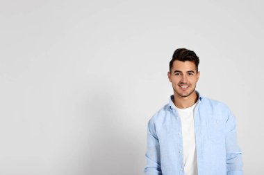 Yakışıklı genç adam ve beyaz arka plan üzerinde metin için yer portre