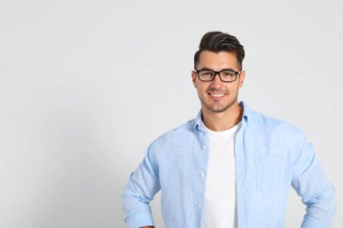 Yakışıklı genç adam ve beyaz arka plan üzerinde metin için yer portre