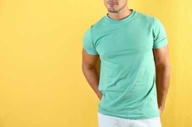 Renk arka plan üzerinde tişört genç adam. Mockup tasarım için