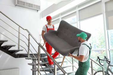 Açık havada boşaltma kutularından van erkek Nakliyeciler