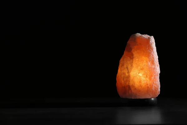 Himalaya Salt Lampa Bordet Mot Svart Bakgrund Utrymme För Text — Stockfoto