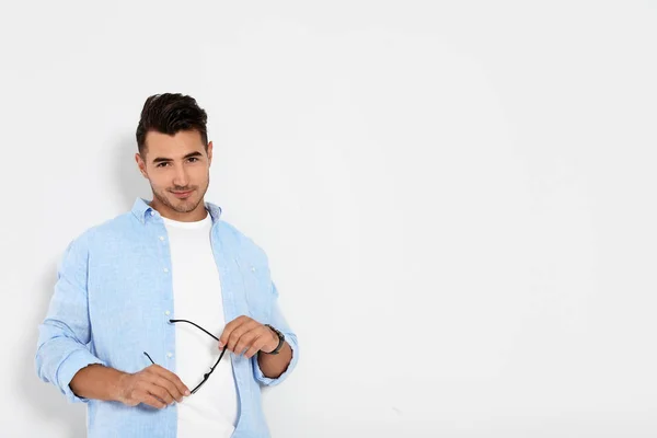 Retrato Belo Jovem Espaço Para Texto Sobre Fundo Branco — Fotografia de Stock