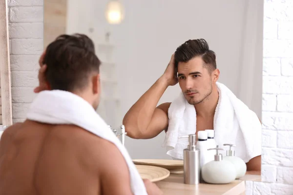 Joven Con Rastrojo Listo Para Afeitarse Cerca Del Espejo Baño — Foto de Stock