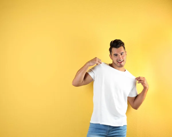 Hombre Joven Camiseta Sobre Fondo Color Burla Para Diseño — Foto de Stock