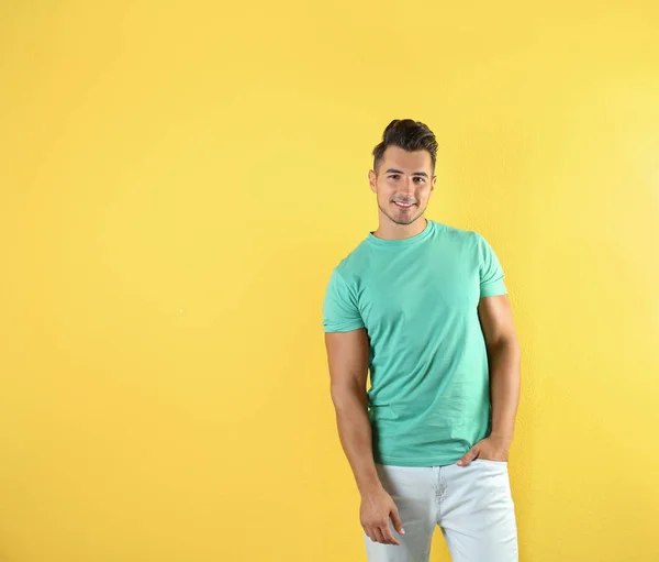 色の背景上の シャツの若者 デザインのモックアップ — ストック写真