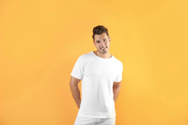 Ung Mann Skjorte Fargebakgrunn Mockup Dimensjonering – stockfoto