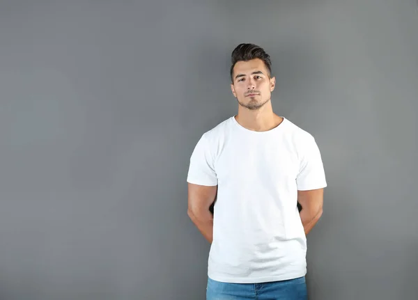 Hombre Joven Camiseta Sobre Fondo Gris Burla Para Diseño — Foto de Stock