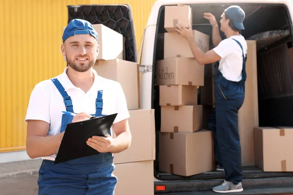 Motor Masculino Con Portapapeles Cerca Furgoneta Aire Libre — Foto de Stock