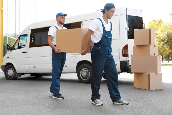 Motores Masculinos Descargando Cajas Furgonetas Aire Libre — Foto de Stock