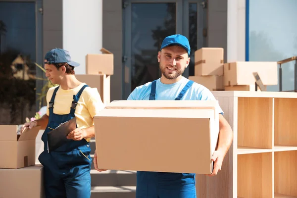 Male Mover Box Outdoors Sunny Day — Stock Photo, Image