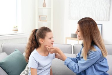Genç kadın küçük kızın darbe kapalı kontrol