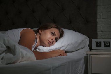 Genç kadın evde yatakta uykusuzluk acı