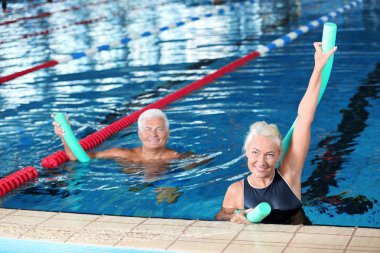 Sportif üst düzey çift kapalı yüzme havuzunda egzersizleri yapıyor