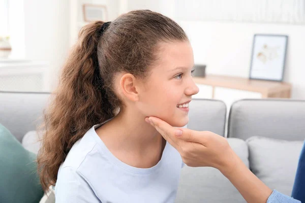 Mujer Joven Revisando Pulso Niña Interior — Foto de Stock