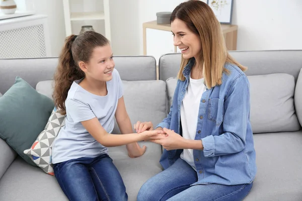 Mujer Joven Revisando Pulso Niña Interior — Foto de Stock