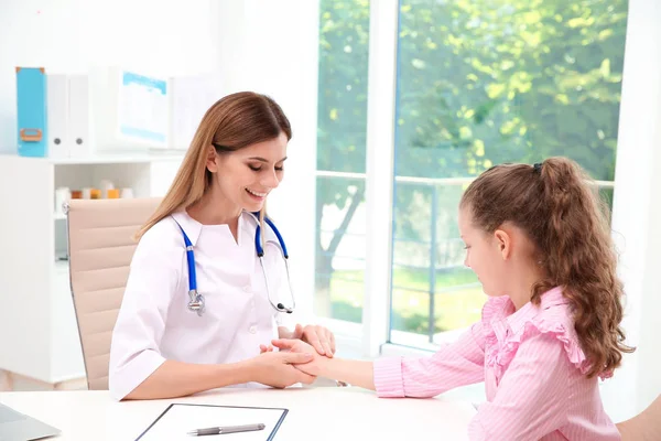 Médecin Vérifiant Pouls Petite Fille Hôpital — Photo