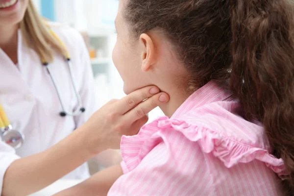 Dokter Controle Meisje Puls Ziekenhuis — Stockfoto