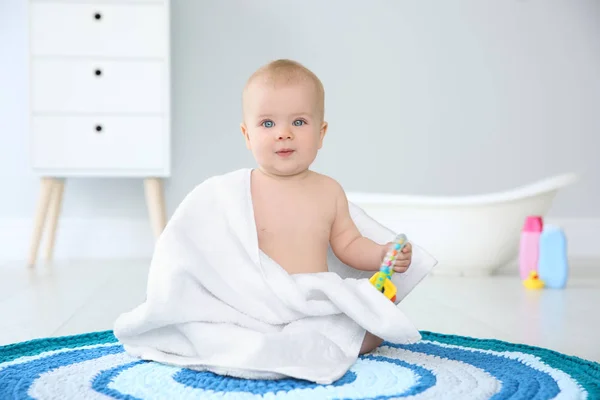 Mère Nourrissant Son Mignon Petit Bébé Maison — Photo