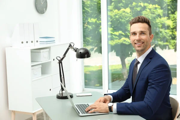 Mann Bürokleidung Mit Laptop Tisch — Stockfoto