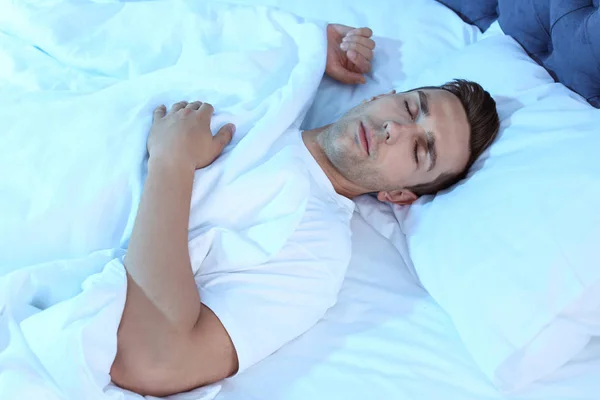 Genç Adam Yatakta Gece Uyku — Stok fotoğraf