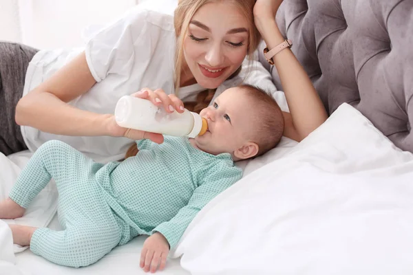 Kadın Çocuğunu Yatak Odasında Besleme Sağlıklı Bebek Maması — Stok fotoğraf