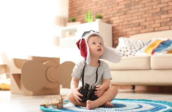 Criança Adorável Brincando Com Binóculos Casa — Fotografia de Stock