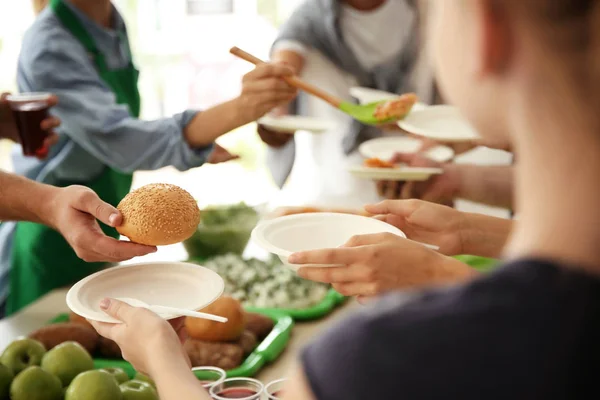 Voluntarios Sirviendo Comida Para Pobres Interior — Foto de Stock