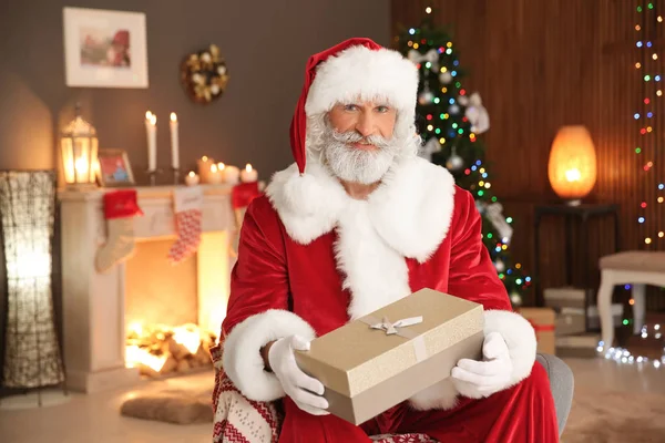 Papai Noel Com Presente Sentado Poltrona Casa Surpresa Natal Para — Fotografia de Stock
