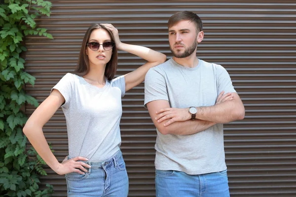 Sokakta Duvarının Yakınında Gri Shirt Giyen Genç Çift — Stok fotoğraf