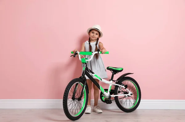 Портрет Милой Маленькой Девочки Велосипедом Возле Цветной Стены — стоковое фото