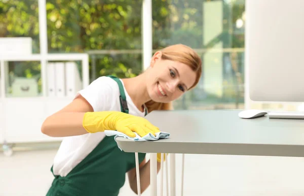 Hausmeisterin Putzt Tisch Mit Lappen Büro — Stockfoto