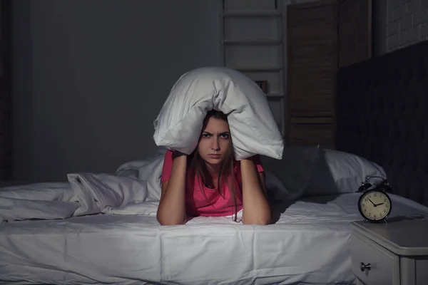 Jovem Mulher Cobrindo Cabeça Com Travesseiro Cama Casa Perturbação Sono — Fotografia de Stock