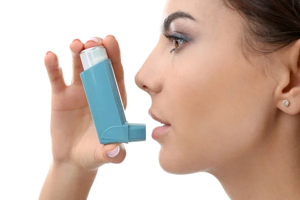 Wanita Muda Menggunakan Inhaler Asma Pada Latar Belakang Putih Closeup — Stok Foto