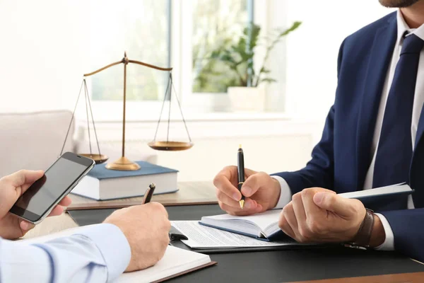 Jurist Som Arbetar Med Klienten Vid Bord Office Fokus Händer — Stockfoto