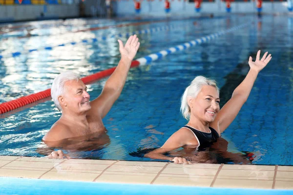 Sportif Üst Düzey Çift Kapalı Yüzme Havuzunda Egzersizleri Yapıyor — Stok fotoğraf