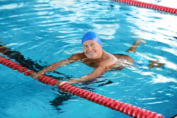 Sportive Starší Muž Krytém Bazénu — Stock fotografie
