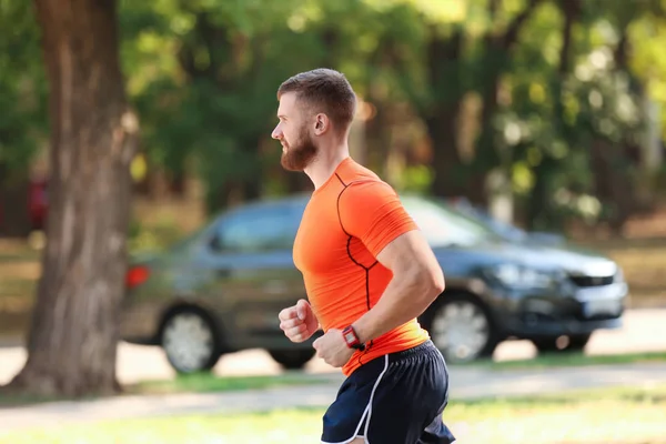 Giovane Che Corre Nel Parco Nella Giornata Sole — Foto Stock