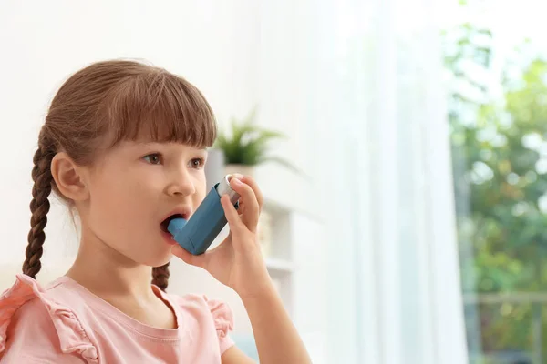 Petite Fille Utilisant Inhalateur Asthme Sur Fond Flou — Photo