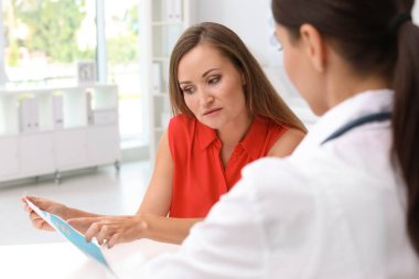 Kontrol hastanın kan basıncı ofiste tabloda, Doktor