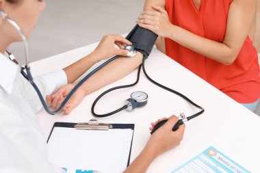Kontrol hastanın kan basıncı ofiste tabloda, Doktor